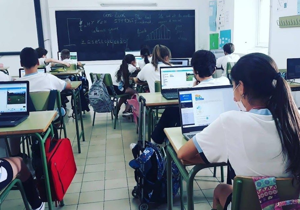 Niños de primaria con ordenadores y tablets, scratch, nuevas tecnologías colegio