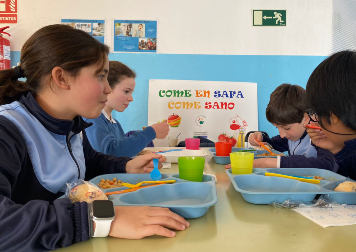 Niños comiendo en colegio, comedor, safa osuna